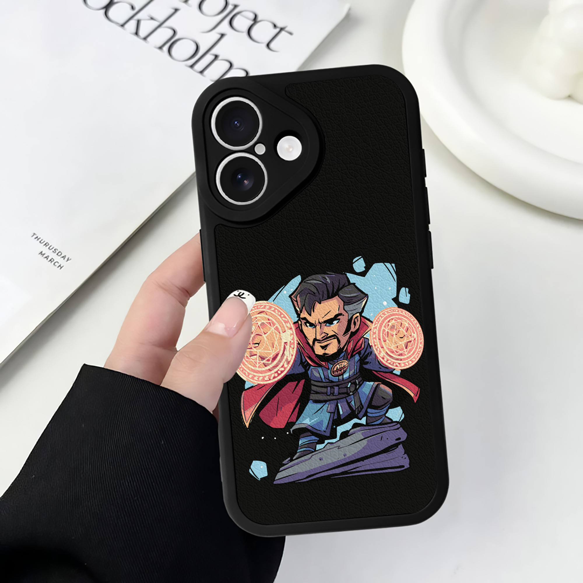 （画像用） アベンジャーズ The Avengers 【iPhone 16シリーズ対応】シリコンスマホケース（レザー調） 材質：シリコン